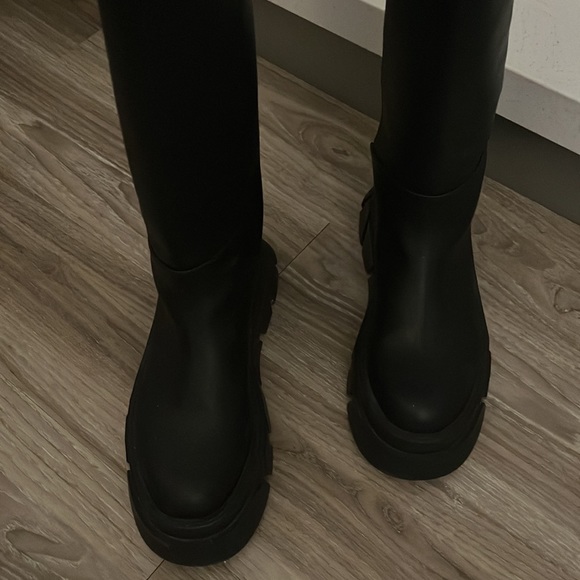 Pull&Bear Knee High Chunky Flat Boot - Picture 4 of 4